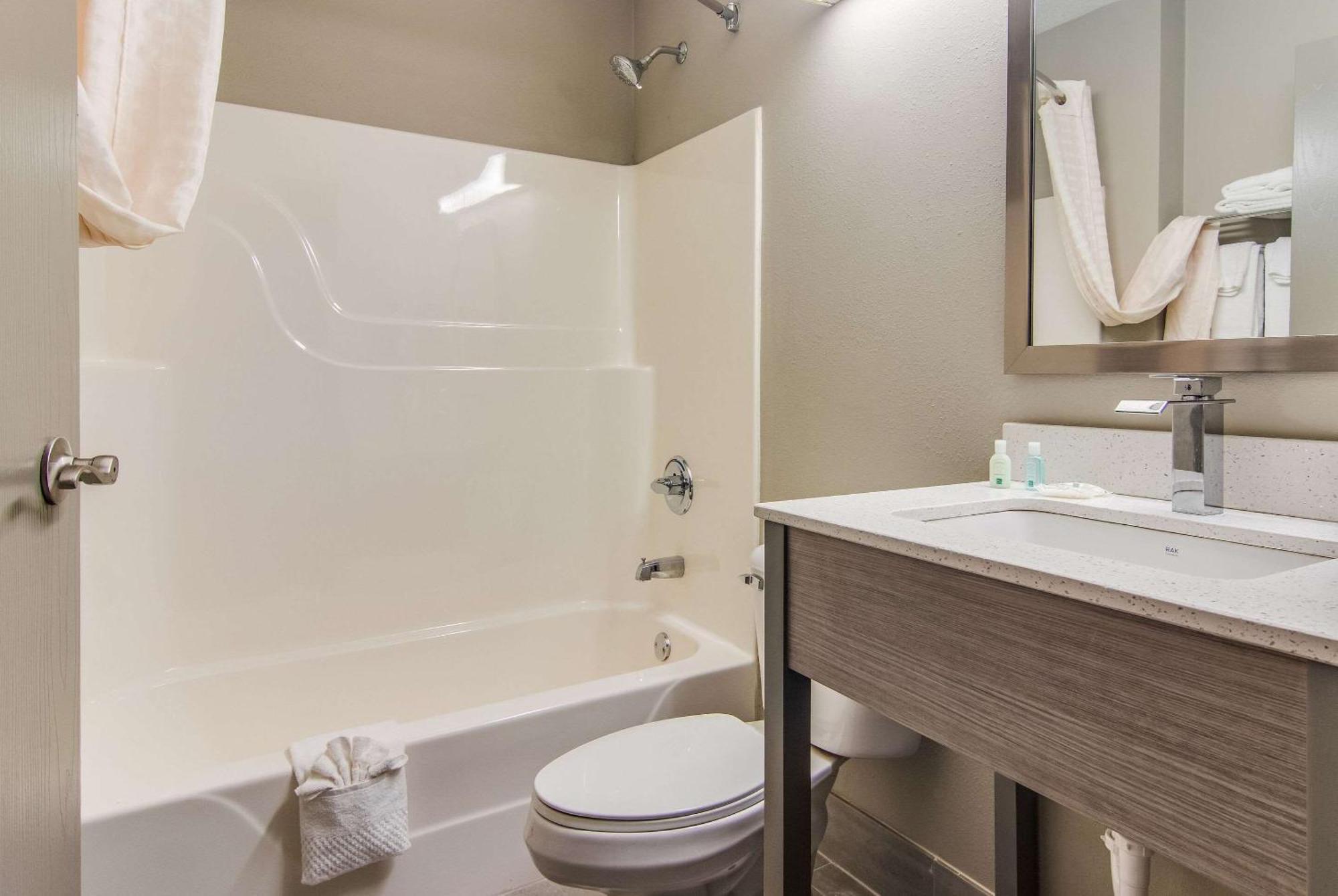 Quality Inn & Suites Grove City-Outlet Mall Dış mekan fotoğraf